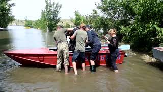 Рятувальники надають допомогу громадянам, які постраждали від підтоплення