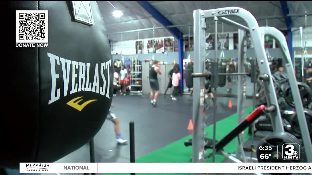 B&B Sports Academy Inspires Two Girls To Box - YouTube