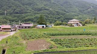 長野県諏訪郡富士見町富士見上蔦木の売地を遠くから眺める。釜無川側の山を背景に。