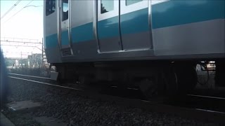 朝の南浦和を走る京浜東北線横浜方面行の電車