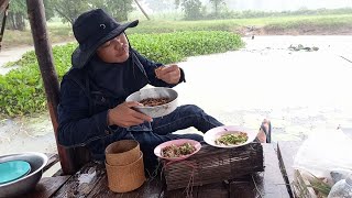 สุขใดเล่าจะเท่าบ้านเฮา กินข้าวกับบรรยากาศฝนตกฮ่ำ แซ่บหลายเด้อ นี่ละวิถีชีวิต วิถีชาวนา