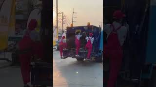 タイ🇹🇭パタヤのゴミ回収車のスタッフ達のユニフォームが可愛い😁　他の色もありましたネ〜笑　イメージが明るくなって良いですょネ👍