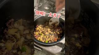 没有砂锅，就拿电饭煲尝试个煲仔饭。东北金豆角猪肉蘑菇🍄‍🟫配野米。肚子吃圆圆了。