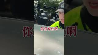 司机经过斑马线没有礼让行人、兔子警官给予了批评#交警 #警察#李语蔚 #police