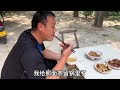 大飞和公公婆婆一起去地里收麦子。高锐在家做饭，公公在家就是好