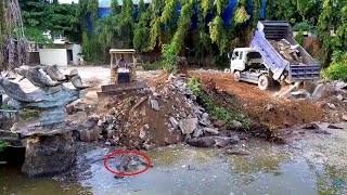 NICELY WATCHFUL !! Bulldozer Komatsu Pushing Crushed Stone & Landfill Delete Old Pond Skill Truck 5T