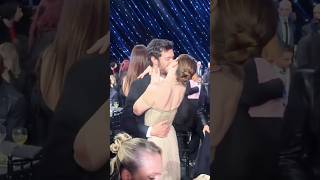 Leighton Meester & Adam Brody share movie-level kiss when he wins Best Actor in a Comedy #GossipGirl