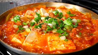 Kimchi stew with tuna (Chamchi-kimchi-jjigae: 참치김치찌개)