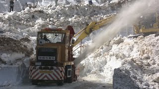 白山白川郷ホワイトロード 6月上旬の全面開通を目指して除雪急ピッチ 岐阜県白川村と石川県白山市を結ぶ 去年8月の豪雨で道路崩落