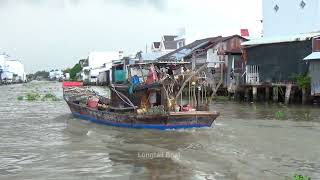 Long tail boats are dangerously blocking fishing boats