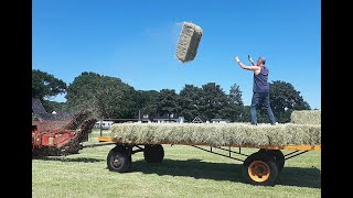 Boer Gerrit vlogt | VLIEGENDE HOOIBALEN  bij het hooien | Hooi persen