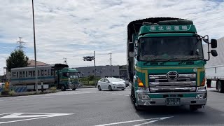 【1251F(1251×6)新宿方先頭車両 廃車陸送】小田急1000形1251編成の新宿方先頭車両が北栄運輸のトラックに載せられて八王子市内の交差点を曲がるシーン（2022.9.22昼）