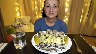 Мукбанг🐟🥔Скумбрия, хамса, картофель с луком 🤤🥒Болтаю и рассуждаю 😃👌