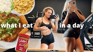 I AM GAINING WEIGHT and building muscle. What I Eat & How I Train In A Day