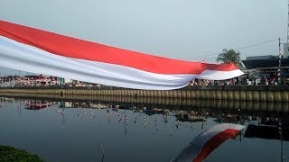 Peringati HUT Kemerdekaan RI, Warga Bentangkan Bendera Berukuran Raksasa di Atas Kali Mookervart