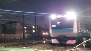 京浜東北線  鶴見～川崎間の踏切を貨物列車と並走して通過！