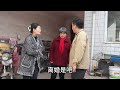 兒媳看不起農村母親，不愿回村陪過生日，兒子得知后怒罵喪良心