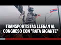 🔴🔵Paro de transportistas: Manifestantes llegan al Congreso cargando 'RATA GIGANTE' en hombros