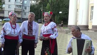 Репетиція пісні на природі