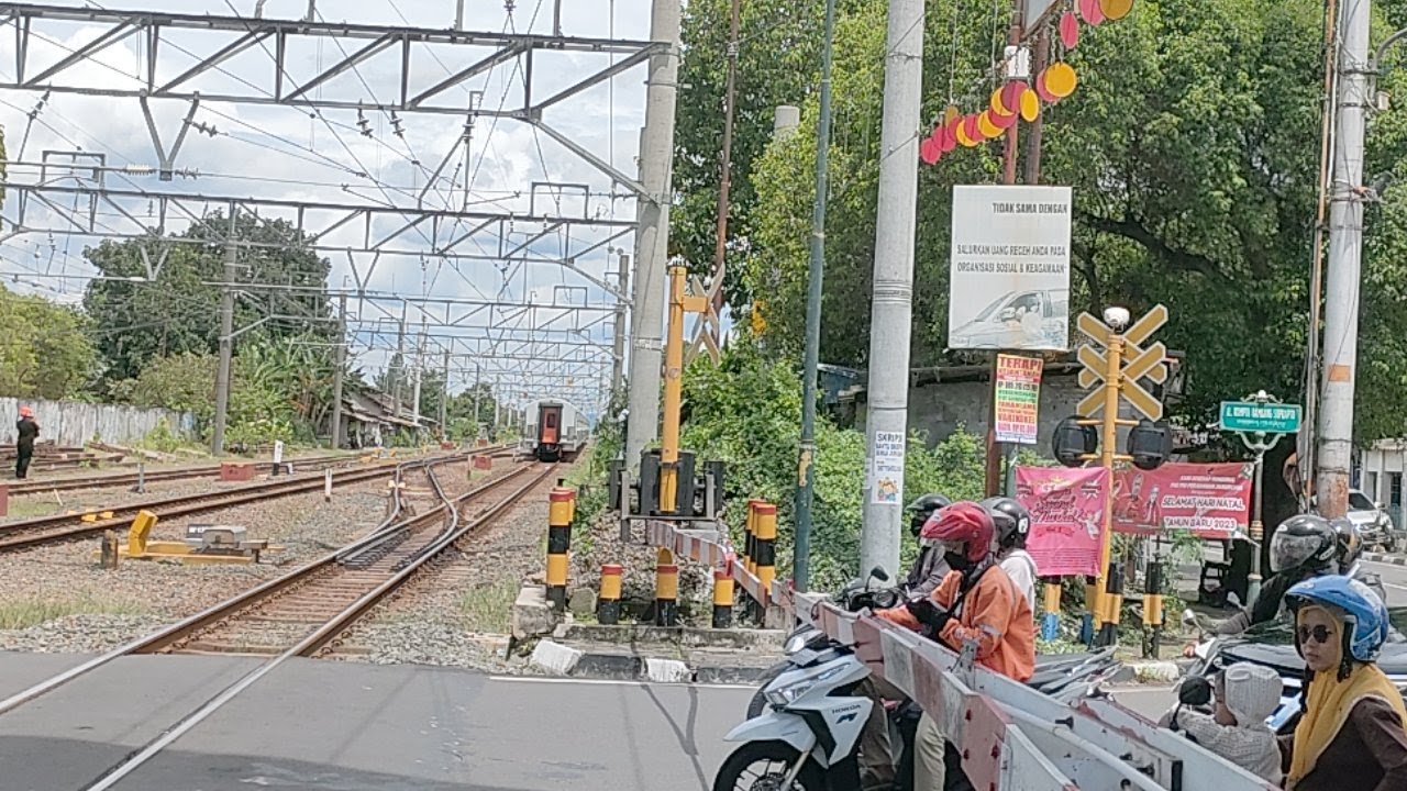 Lokomotif Cc 201 139r Rnb Langsir Lempuyangan Youtube