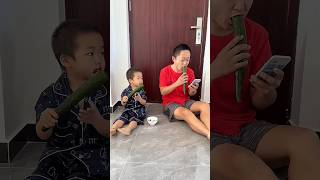 爸爸看手机入迷了,逗逗他#呆萌小米宝#萌娃# 熊孩子..