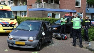 Hoogezand - Scooter botst op auto op de van Noortstraat, twee gewonden