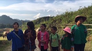 越南華裔女孩們去野山放牛，玩遍兒時遊戲，還有些大人們想都不敢想的事。