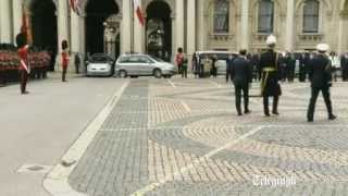 Francois Hollande given ceremonial welcome in London