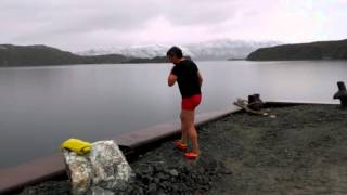 På vej i havet ved Grønlands største - ubenyttet havn - i Fiskefjorden, bag bygden Atammik