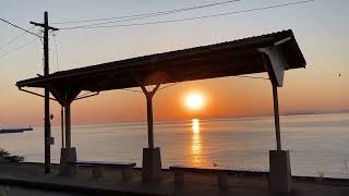 一度は行ってみたい最も海に近い駅   下灘駅の夕陽（昼バージョンと夕焼けバージョン）2022 05吉日