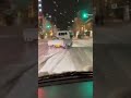 雪が一面を覆う道路で軽トラが快速連続ドリフトをかます