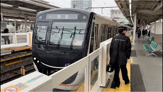 東急6020系6121編成（トップナンバー）が回送電車として長津田駅を発車するシーン