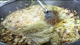 河南小伙用1米6大锅炖菜，10元一碗管饱随便吃，1000碗一小时卖光