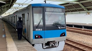 小田急線和泉多摩川駅を入線.通過.発車する列車。(2)