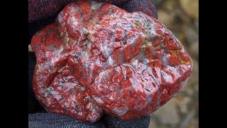 石英の中に浮かぶ赤 Red floats in Quartz