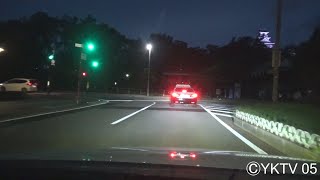 信号無視をするチャリカス達に優しく注意する高知県警のクラウンパトカー