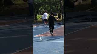 大家一起來大安森林公園籃球場打球🏀吧，👀看這位籃球🏀高手👋的厲害👍阿。