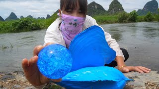 Shining with precious light! The girl picked up a huge blue clam with stunning pearls hidden inside