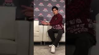 周杰伦很喜欢变魔术 Jay Chou likes magic very much.