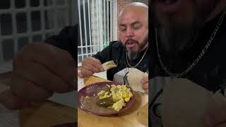 Don givawer comiendo huevito con tortillas echas a mano