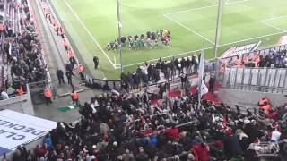 FC Augsburg: Fans und Mannschaft feiern nach Köln-Sieg