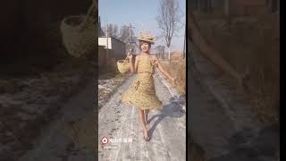 中国农村姑娘展示草绳制作的衣服 chinese rural girl show her fashionable clothes made by rope