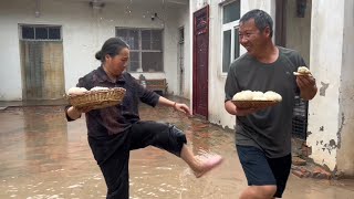 一场大雨农家小院全是水，老白蹲水里吃肉包子，戏弄清香被揍一顿