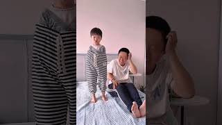 爸爸看手机入迷了，儿子的裤子穿成这样！#Cute baby#Cute#呆萌小米宝#聪明宝宝#萌娃