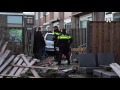 bejaarde man rijdt dwars door tuinen pernis