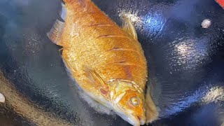 煎魚時，先不要著急下鍋，大廚教你一招，保证煎出的魚魚不粘鍋不破皮