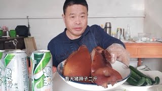 老张买了二斤猪头肉吃，二瓶啤酒。