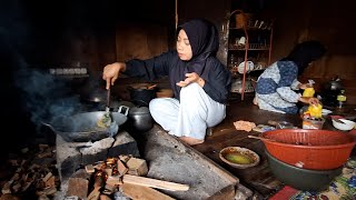 Eps. 9 Rumah Kayu,, Memasak di dapur emak, Pemasangan genteng kini sudah terlihat indah