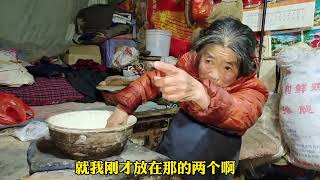 住在石头房里的两位老人，常年不吃肉，不买菜，看看今天吃的啥？