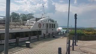 Balatonboglar am Balaton / Plattensee Ungarn, sehr schöne Hafen mit grosse Schiff bei schönem Wetter